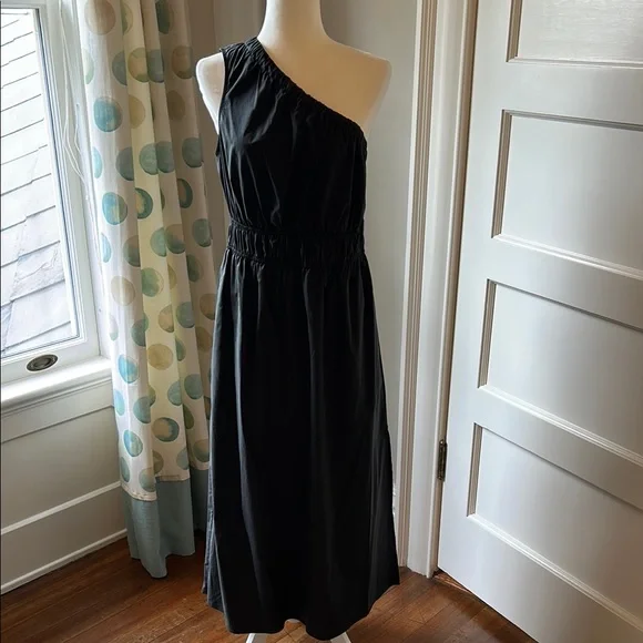 Elegant Black One-Shoulder Dress - Picture 1 of 8